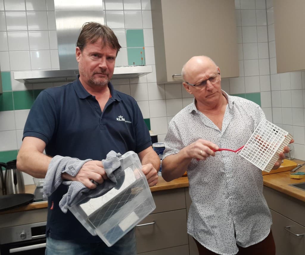 Oosterse avond: opruimen en afwassen in de keuken na de avond.