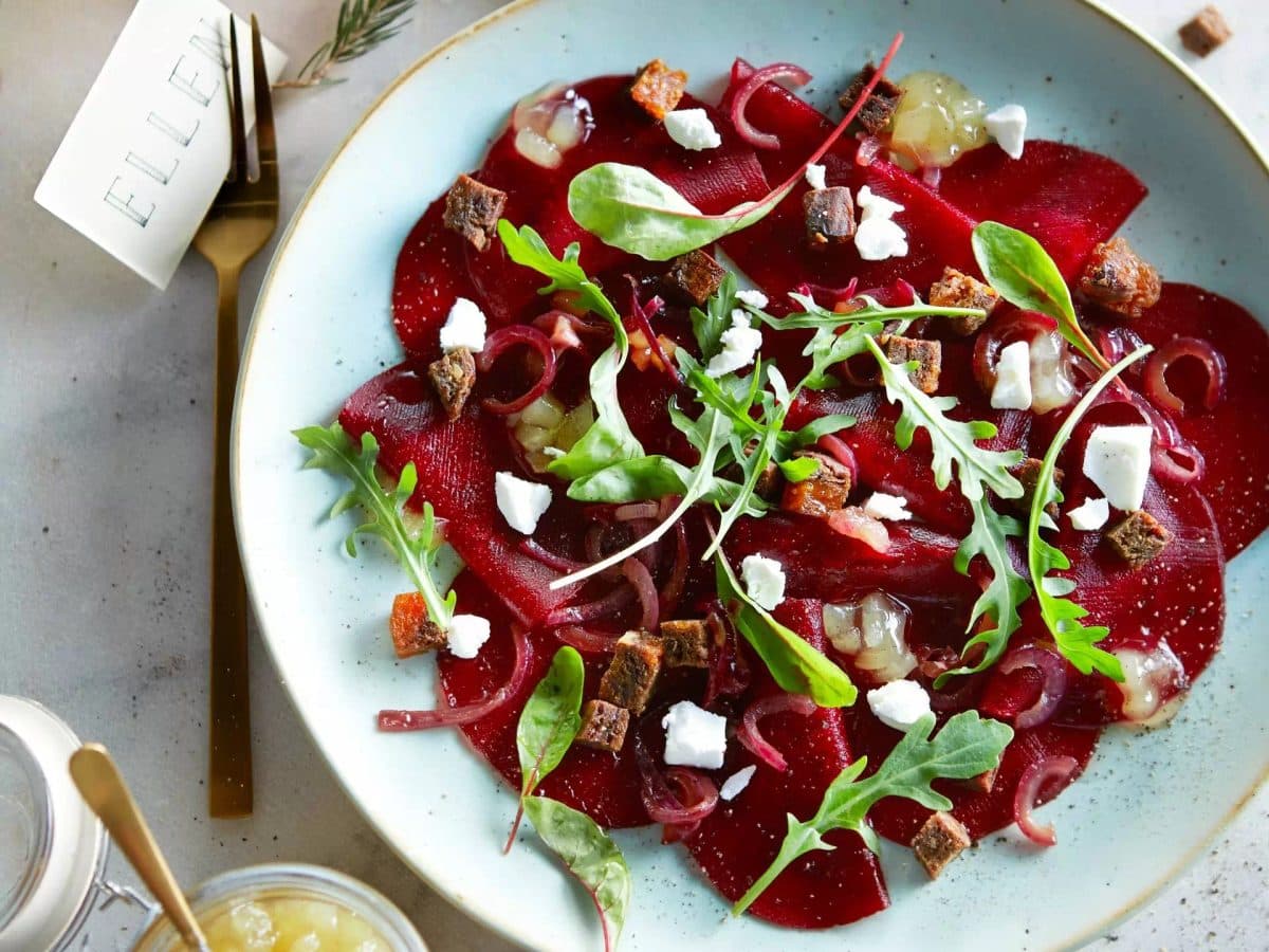 Carpaccio van rode biet met geitenkaas, walnoten & balsamico-dressing