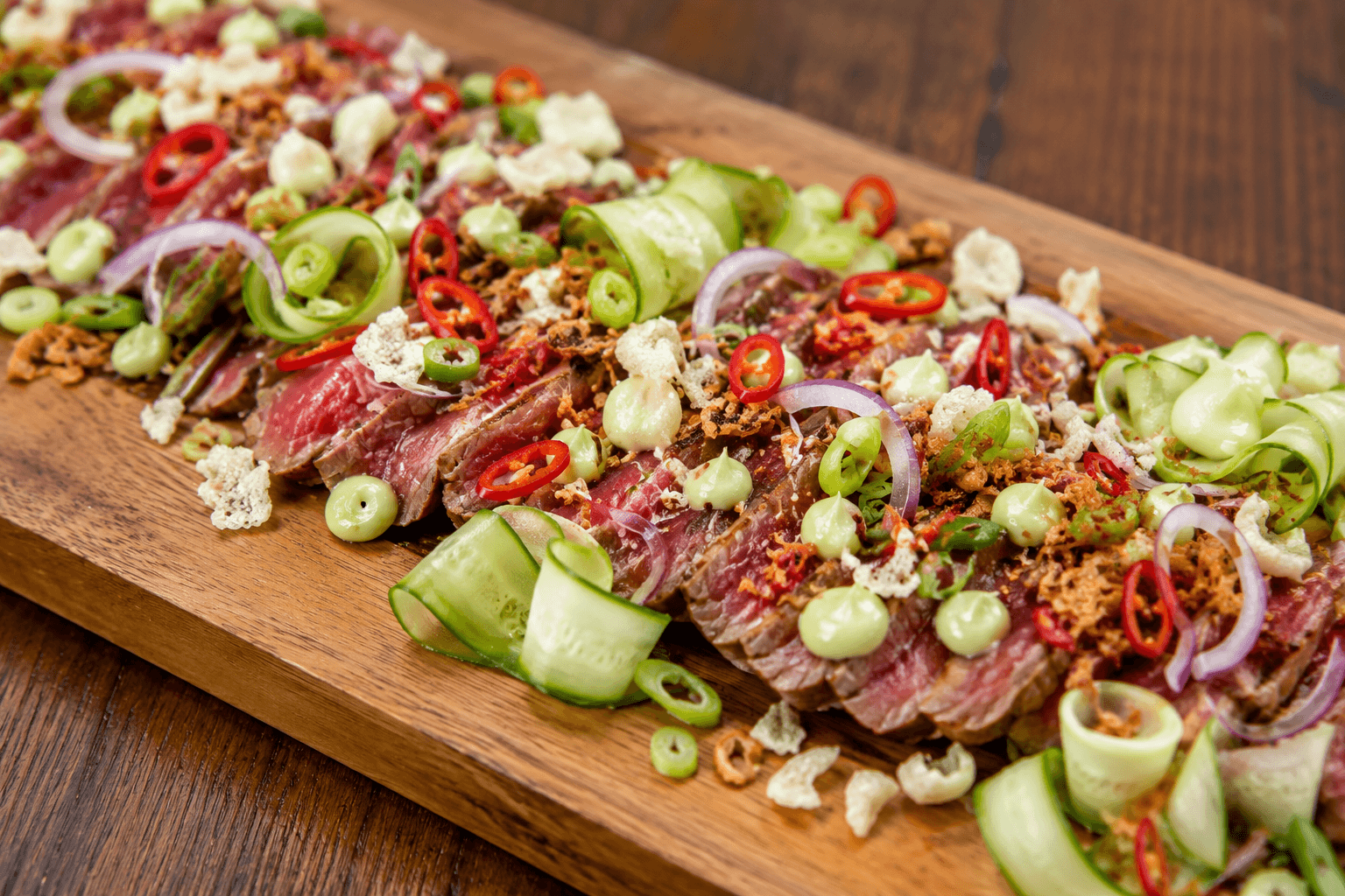Aziatische diamanthaas met komkommer, rode ui en wasabi-mayonaise.