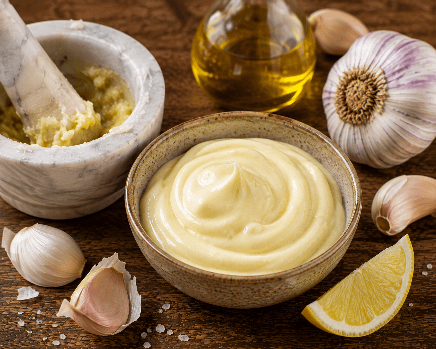 Knoflook-aioli op traditionele wijze
